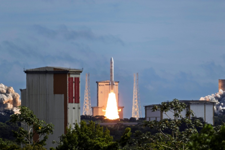 Ariane 64 lance 36 satellites pour la constellation Amazon Leo depuis Kourou, en Guyane française, le 17 juin 2026 ( AFP / RONAN LIETAR )