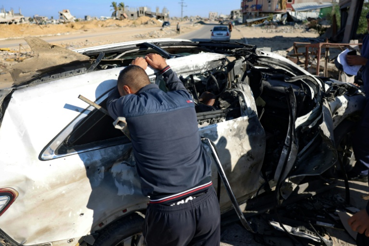 Une voiture touchée par une frappe israélienne à Khan Younès, dans le sud de la bande de Gaza, le 30 novembre 2024 faisant cinq morts, dont trois employés de l'organisation World Central Kitchen (WCK) ( AFP / BASHAR TALEB )