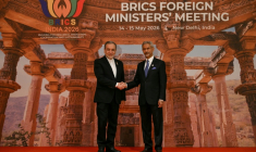 Le ministre indien des Affaires étrangères, Subrahmanyam Jaishankar (à droite), accueille son homologue iranien, Abbas Araghchi, à l'occasion de l'ouverture de la réunion des ministres des Affaires étrangères des BRICS à New Delhi, le 14 mai 2026 ( AFP / Arun SANKAR )