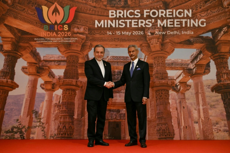 Le ministre indien des Affaires étrangères, Subrahmanyam Jaishankar (à droite), accueille son homologue iranien, Abbas Araghchi, à l'occasion de l'ouverture de la réunion des ministres des Affaires étrangères des BRICS à New Delhi, le 14 mai 2026 ( AFP / Arun SANKAR )
