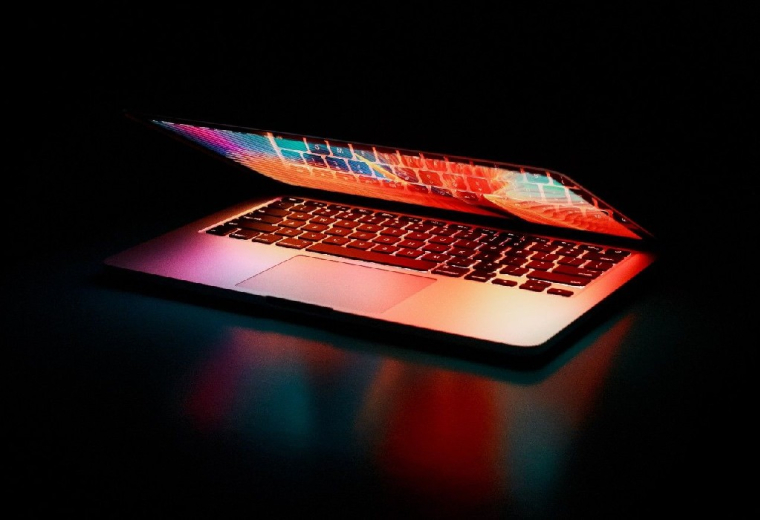 "Dans son ensemble, le secteur technologique a surperformé les marchés actions monde jusque-là. Cependant, les estimations de résultats des entreprises pour le reste de l'année ont pour le moment assez peu de pertinence et les entreprises s'expriment très peu sur le futur proche." (Crédits photo : Pexels - Junior Teixeira)