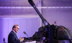 Le ministre allemand de la Défense, Boris Pistorius, en août 2025, dans une usine Rheinmetall d'Unterluess (Allemagne) ( AFP / RONNY HARTMANN )