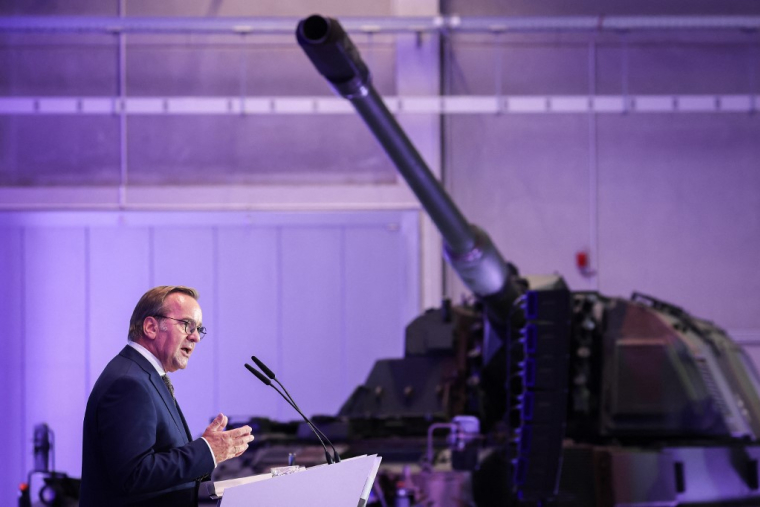 Le ministre allemand de la Défense, Boris Pistorius, en août 2025, dans une usine Rheinmetall d'Unterluess (Allemagne) ( AFP / RONNY HARTMANN )