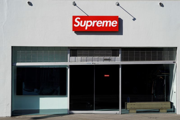 Un magasin de vêtements Supreme est visible sur Fairfax à Los Angeles, en Californie