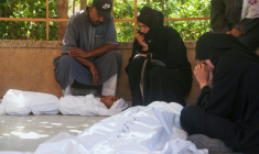 Les parents d'un enfant de 14 ans, Abdul Jawad al-Ghalban, mort de faim pleurent sur sa dépouille, le 22 juillet 2025 à Khan Younès, dans le sud de la bande de Gaza ( AFP / - )