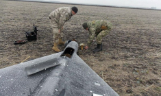 Des membres de l'unité de déminage de la police enlèvent une ogive d'un drone kamikaze russe, en Ukraine