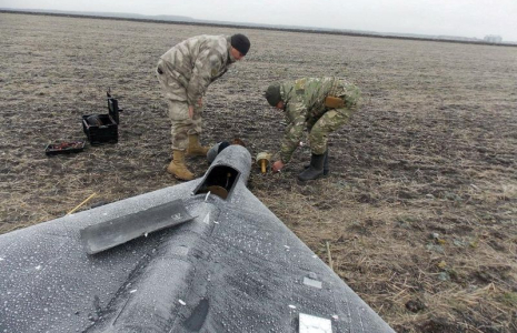 Des membres de l'unité de déminage de la police enlèvent une ogive d'un drone kamikaze russe, en Ukraine