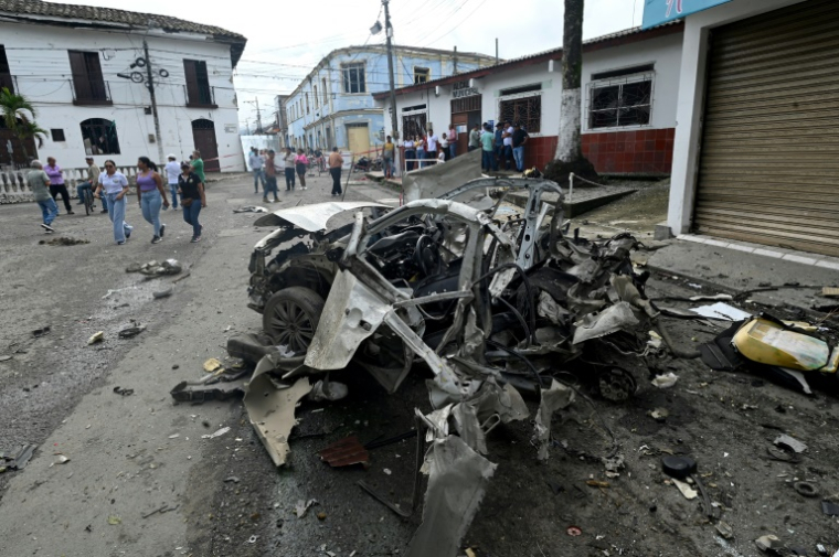 L'épave d'une voiture après son explosion devant la mairie de Corinto, dans le département de Cauca, en Colombie, le 10 juin 2025 ( AFP / JOAQUIN SARMIENTO )