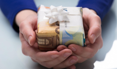 Les dons familiaux : un geste généreux qui peut parfois devenir source de tensions et de conflits successoraux. (Crédit photo : Shutterstock)