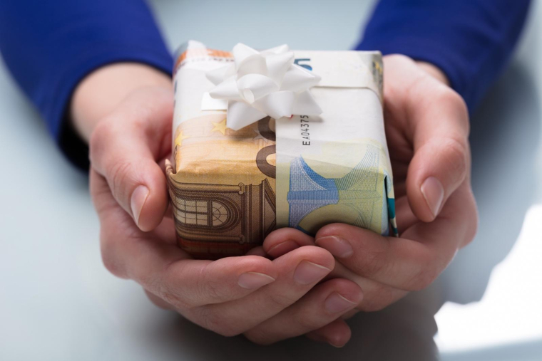 Les dons familiaux : un geste généreux qui peut parfois devenir source de tensions et de conflits successoraux. (Crédit photo : Shutterstock)