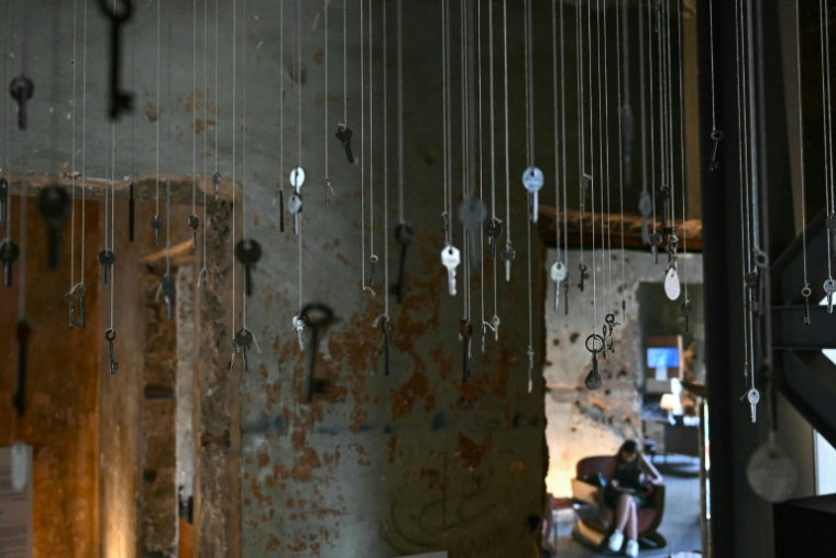 Des clefs suspendues, reliques de maisons détruites par Israël dans le sud du Liban, figurent au nombre des oeuvres de l'exposition "Hkeeli ya Jnoub" (Dis-moi, Ô Sud), le 17 juillet 2026 à Beyrouth  ( AFP / JOSEPH EID )