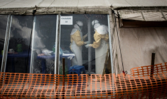 Des personnels de santé à l'intérieur de la "zone rouge" d'un centre de traitement d'Ebola, le 9 mars 2019 à Butembo, en RDC ( AFP / JOHN WESSELS )