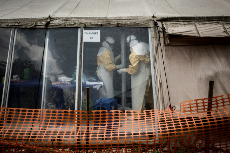 Des personnels de santé à l'intérieur de la "zone rouge" d'un centre de traitement d'Ebola, le 9 mars 2019 à Butembo, en RDC ( AFP / JOHN WESSELS )