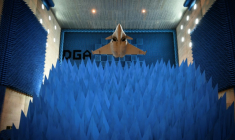 Un Rafale F4 dans la salle Solange de la DGA à Bruz, en Ille-et-Vilaine, le 8 juin 2026 ( AFP / Loic VENANCE )