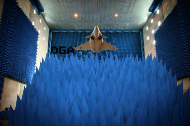 Un Rafale F4 dans la salle Solange de la DGA à Bruz, en Ille-et-Vilaine, le 8 juin 2026 ( AFP / Loic VENANCE )