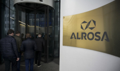 Le logo du producteur de diamants russe Alrosa visible à l'entrée de ses bureaux à Moscou, le 27 avril 2022. ( AFP / NATALIA KOLESNIKOVA )