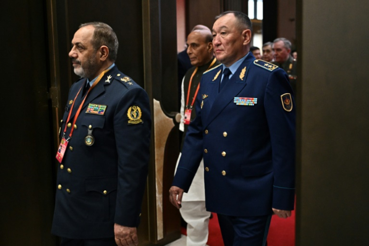Le ministre iranien de la Défense Aziz Nasirzadeh, à gauche, et son homologue kazakh à la réunion de Qingdao en Chine de l'organisation de la coopération de Shanghaï le 26 juin 2025 ( AFP / Pedro PARDO )