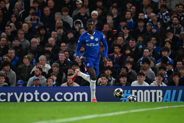 La soirée en enfer de Mamadou Sarr, fautif sur le but de Kvaratskhelia et déchu de son titre de champion d’Afrique