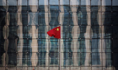 Un drapeau national chinois flotte devant le siège d'une banque commerciale