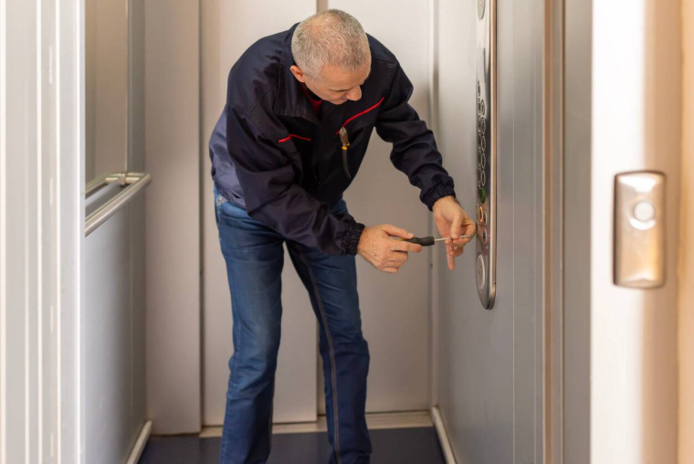 Copropriété : que doit prévoir le contrat de maintenance de l'ascenseur ? / iStock.com - Anastasija Vujic