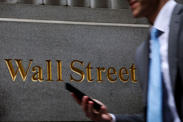Un homme marche sur Wall Street, devant la Bourse de New York (NYSE), à New York