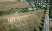 Vue aérienne d'un message géant "Libérez Cécile" dans un champ à Soultz-Haut-Rhin, le 18 juin 2025 dans l'est de la France, en soutien à Cécile Kohler détenue en Iran ( AFP / SEBASTIEN BOZON )