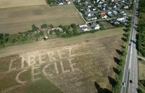 Vue aérienne d'un message géant "Libérez Cécile" dans un champ à Soultz-Haut-Rhin, le 18 juin 2025 dans l'est de la France, en soutien à Cécile Kohler détenue en Iran ( AFP / SEBASTIEN BOZON )