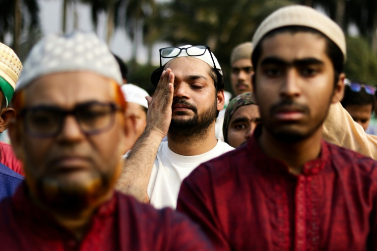 Obsèques à Dacca de Sharif Osman Hadi, figure de la révolte de 2024 au Bangladesh, assassiné en début de semaine, le 20 décembre 2025  ( AFP / Niamul RIFAT )