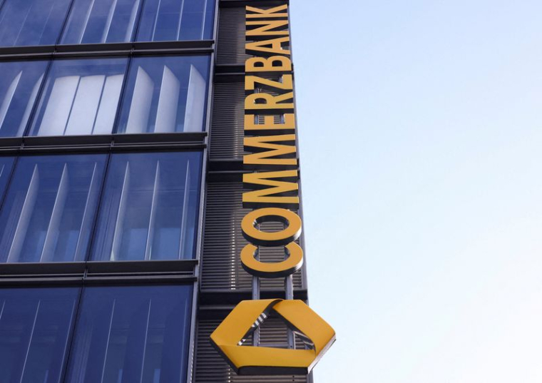Le logo de la Commerzbank dans une succursale à Cologne