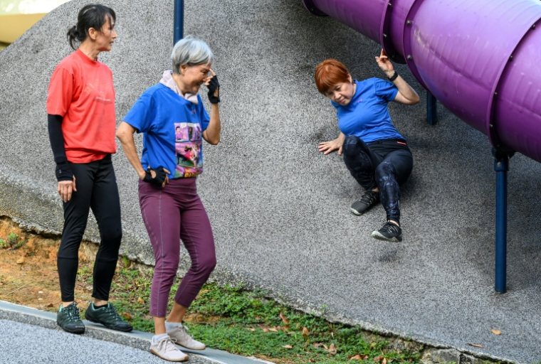 Des personnes âgées lors d'une séance d'entraînement de parkour à Singapour, le 17 mars 2026 ( AFP / Roslan RAHMAN )