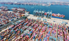 Des conteneurs prêts à l'exportation dans le port de Qingdao, en Chine, le 15 avril 2025 ( AFP / STR )