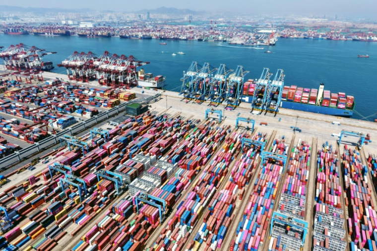Des conteneurs prêts à l'exportation dans le port de Qingdao, en Chine, le 15 avril 2025 ( AFP / STR )