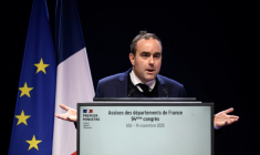 Le Premier ministre Sébastien Lecornu prononce un discours lors des Assises des Départements de France, le 14 novembre 2025 à Albi ( AFP / Ed JONES )