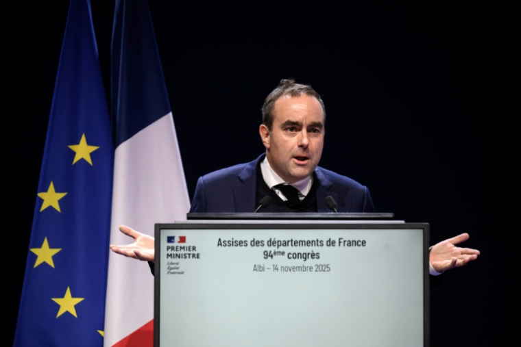 Le Premier ministre Sébastien Lecornu prononce un discours lors des Assises des Départements de France, le 14 novembre 2025 à Albi ( AFP / Ed JONES )