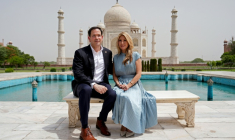 Le chef de la diplomatie américaine Marco Rubio pose avec son épouse Jeanette le 25 mai 2026 devant le Taj Mahal à Agra, en Inde ( POOL / Julia Demaree Nikhinson )