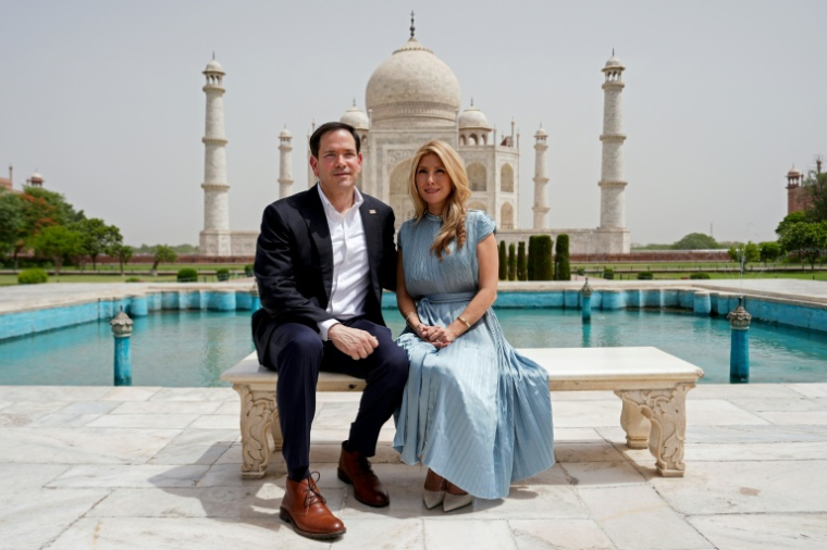Le chef de la diplomatie américaine Marco Rubio pose avec son épouse Jeanette le 25 mai 2026 devant le Taj Mahal à Agra, en Inde ( POOL / Julia Demaree Nikhinson )