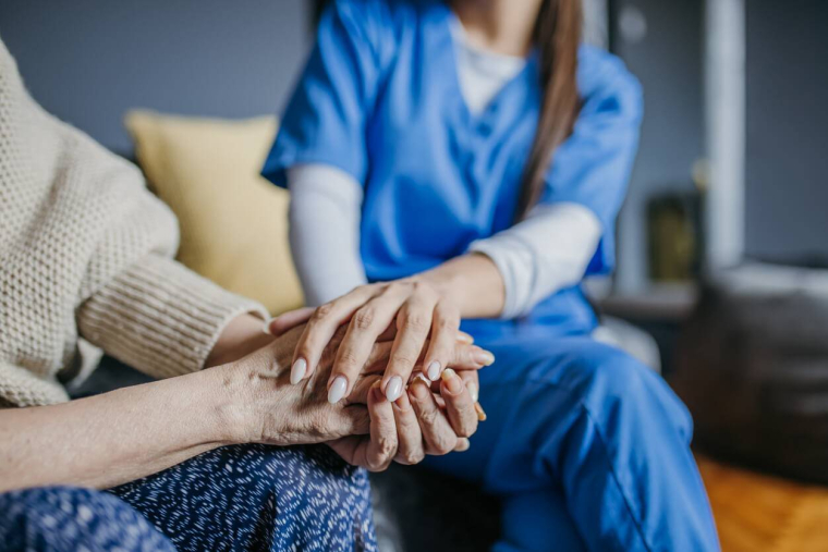 Retraite et EHPAD : qui paie quand la pension ne suffit pas à couvrir les frais ? / iStock.com - Bogdan Stanojevic