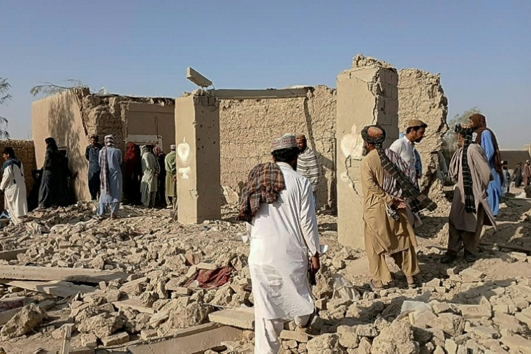 Des habitants afghans se rassemblent près des maisons détruites à la suite d’une frappe aérienne pakistanaise dans le district de Garmser, dans la province de Helmand, en Afghanistan, le 1er octobre 2026 ( AFP / STR )