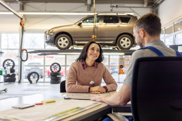 Vous pouvez réduire la facture d’entretien de votre voiture en utilisant des pièces d’occasion ou en faisant appel à un mécanicien apprenti par exemple. ( crédit photo : Getty Images )