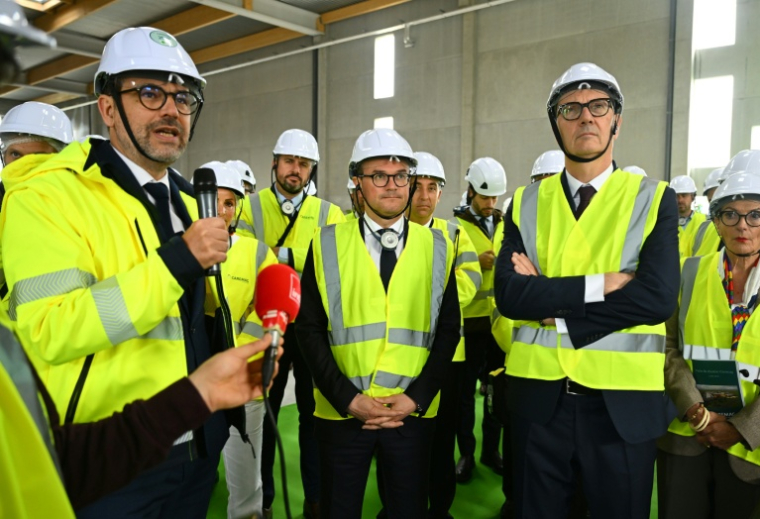 (g-d) Le président de Caremag, Frédéric Carencotte, le ministre délégué à l'Industrie, Sébastien Martin, et le ministre de l'Économie et des Finances, Roland Lescure, visitent le site de l'usine Caremag, spécialisée dans le raffinage de terres rares et le recyclage d'aimants dits permanents, à Lacq, le 5 mai 2026 dans les Pyrénées-Atlantiques ( AFP / Gaizka IROZ )