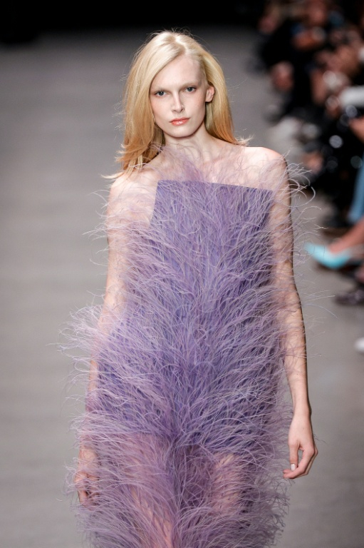 Un mannequin présente une création de Stella McCartney pour la collection Prêt-à-porter Femme Printemps-Été 2026 lors de de la Fashion Week de Paris, le 30 septembre 2025 ( AFP / GEOFFROY VAN DER HASSELT )