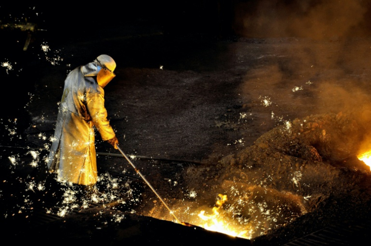 Un homme travaille au haut fourneau de l'aciérie ArcelorMittal de Grande-Synthe, dans le Nord, le 22 avril 2013 ( AFP / PHILIPPE HUGUEN )