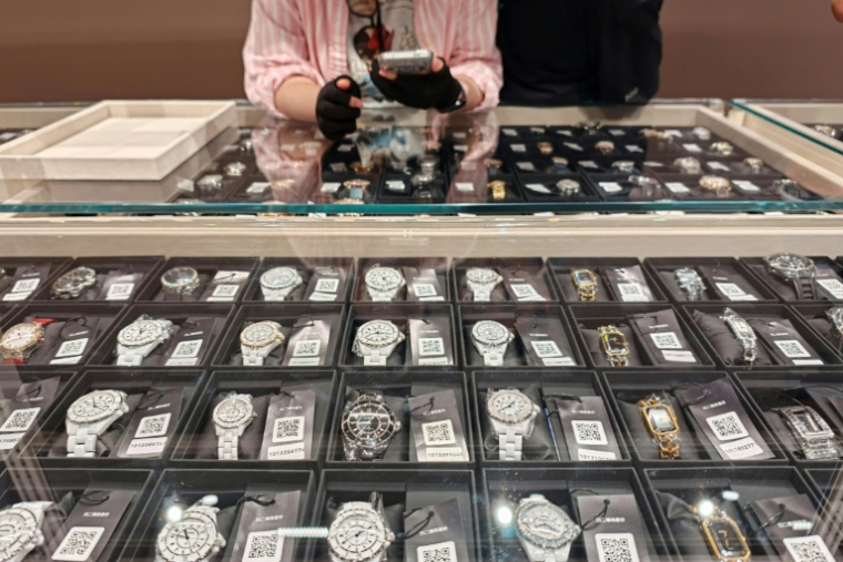 Des montres exposées dans un comptoir dédié aux produits de luxe de seconde main, dans le grand magasin Zhuanzhuan,le 13 octobre 2026 à Shanghai, en Chine ( AFP / Pedro PARDO )