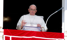 Le Pape François dirige la prière de l'Angélus au Vatican