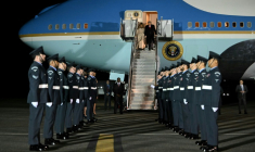 Le président américain Donald Trump et la Première dame Melania Trump débarquent d'Air Force One après avoir atterri à l'aéroport londonien de Stansted, pour une visite de deux jours au Royaume-Uni, le 16 septembre 2025 ( AFP / ANDREW CABALLERO-REYNOLDS )