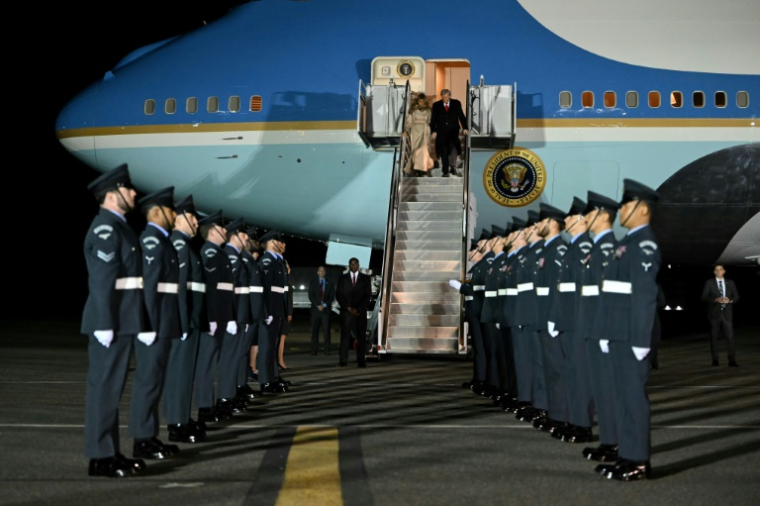 Le président américain Donald Trump et la Première dame Melania Trump débarquent d'Air Force One après avoir atterri à l'aéroport londonien de Stansted, pour une visite de deux jours au Royaume-Uni, le 16 septembre 2025 ( AFP / ANDREW CABALLERO-REYNOLDS )
