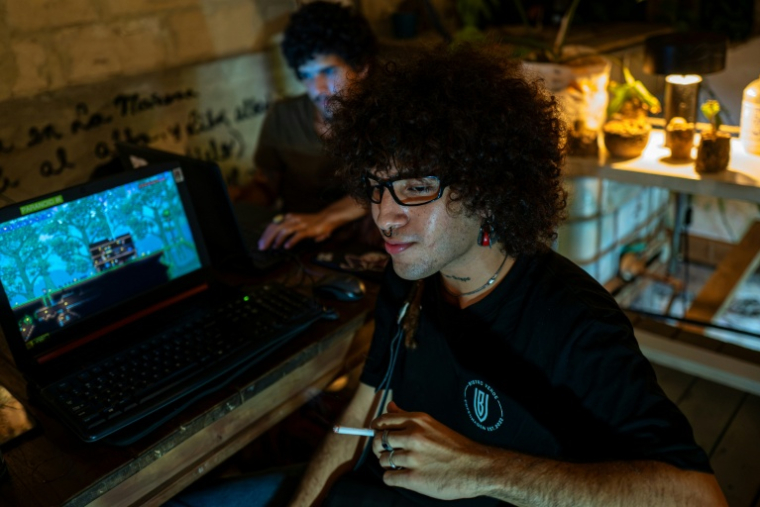 Des jeunes jouent à des jeux vidéo grâce à la connexion wifi du bar El Bejuco à La Havane, le 26 septembre 2026 ( AFP / ADALBERTO ROQUE )