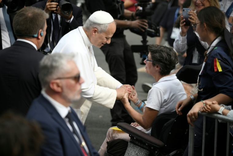 Le pape Léon XIV à la rencontre de malades, de personnels bénévoles et de salariés chargés de leur accueil sur le sanctuaire de Lourdes, le 27 septembre 2026 ( AFP / Ed JONES )