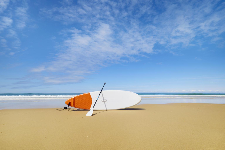 Le stand-up paddle est une activité nautique tendance et abordable. ( crédit photo : Getty Images )