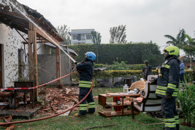 Des pompiers éteignent, 11 mars 2026, le feu d'une maison frappée dans la nuit par un drone, tuant une employée de l'ONU qui l'occupait à Goma, dans l'est de la République démocratique du Congo (RDC) ( AFP / Jospin Mwisha )